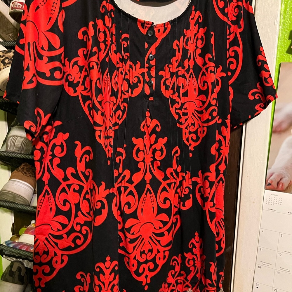 Reborn blouse black with red pattern. Short sleeve